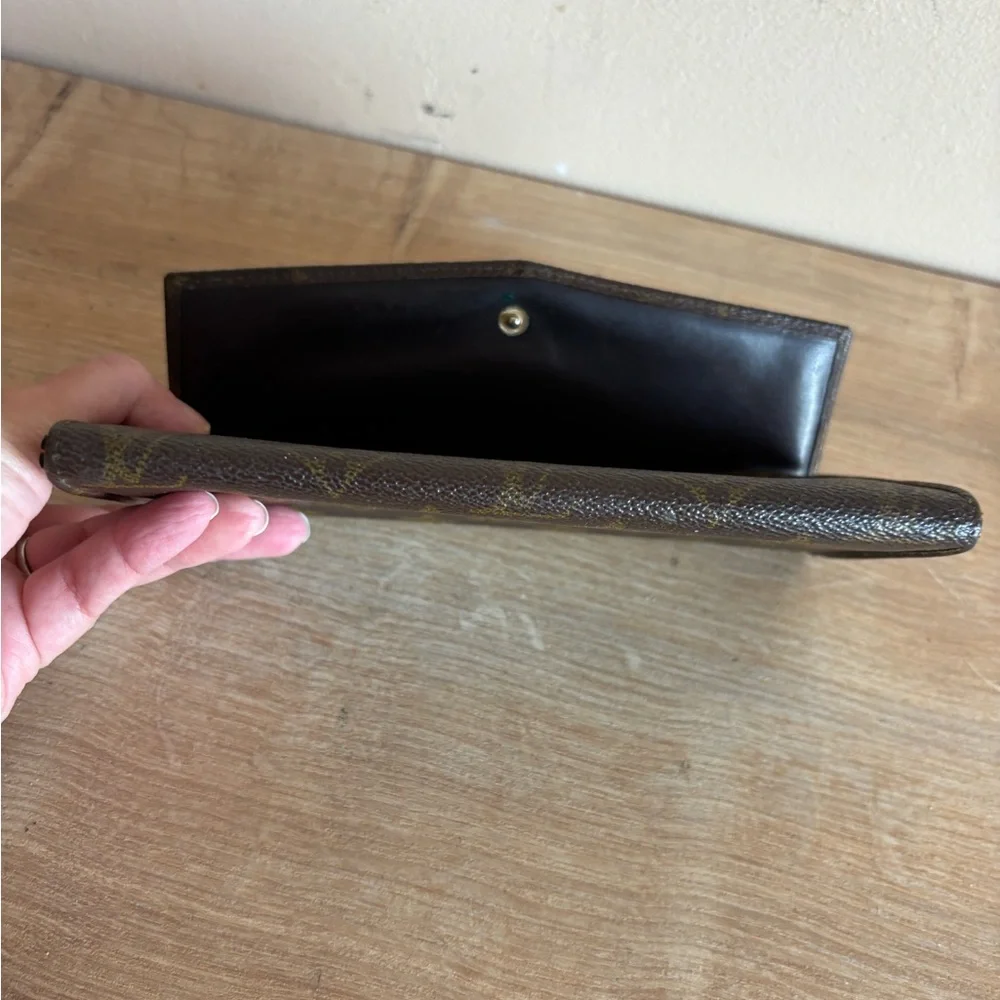 Authentic Louis Vuitton monogram sarah wallet - Picture 6 of 6